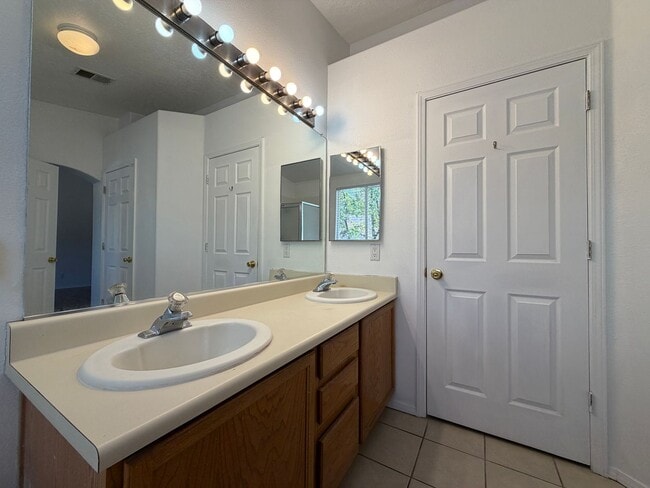 Building Photo - 1405 Secret Valley Dr SW