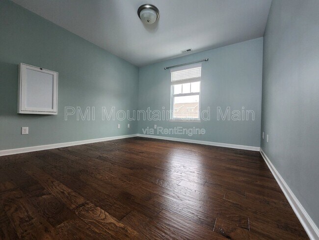Building Photo - 19 Barnett Shoals Dr