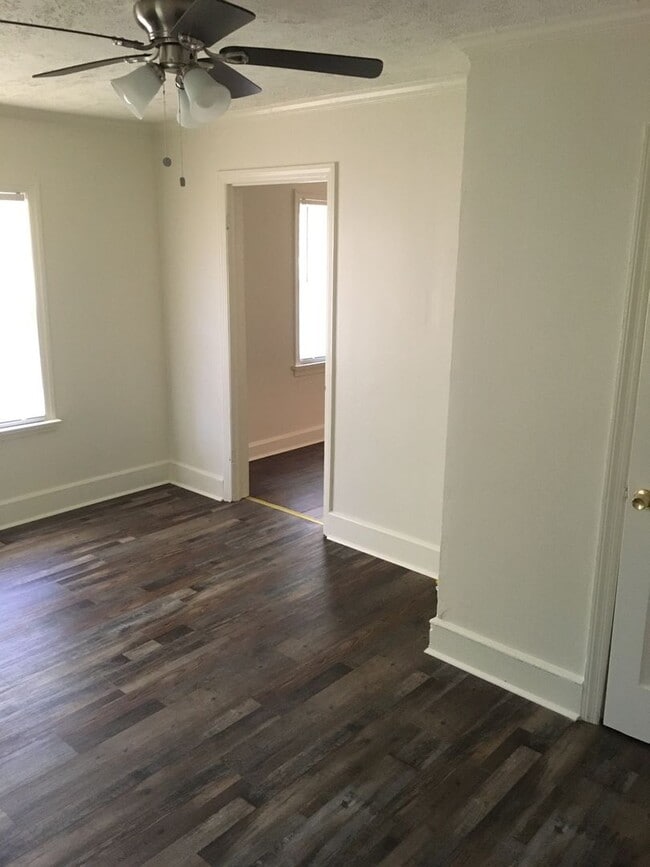 Building Photo - Large 2/1 Home, includes bonus room- Sherwood Forest- $995