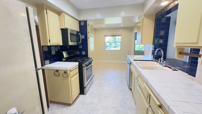 Building Photo - 403 S Lupin Ln
