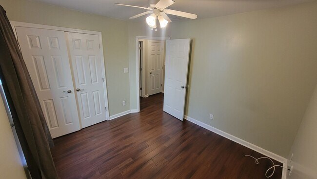 Building Photo - A 3 Bedroom Home Right Off Westport Road