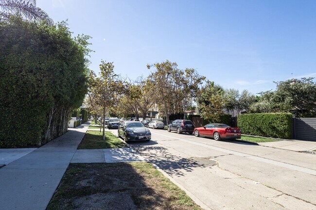 Building Photo - 614 S Sycamore Ave