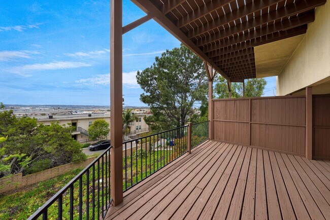 Building Photo - Spacious Studio aand 1-bedroom Apartments in Mission Hills – Prime Location!