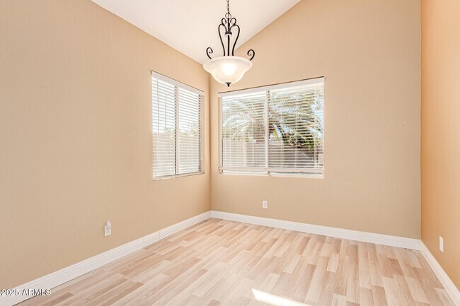 Building Photo - 1110 N Aspen Dr