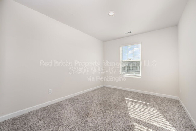 Building Photo - 490 Tayberry Ln