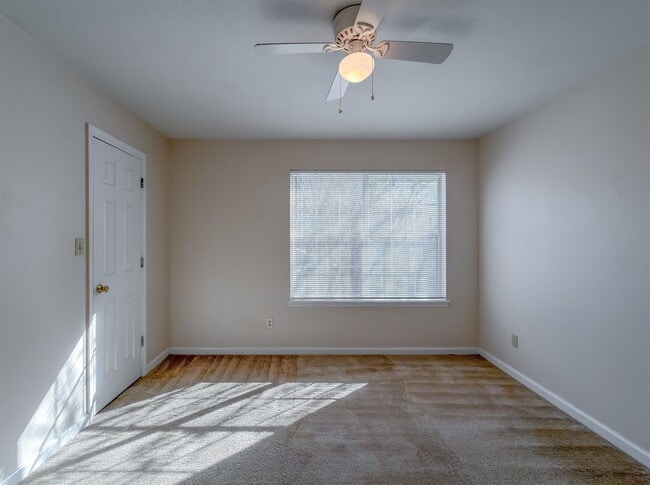 Building Photo - 696 Timberwood Cir E