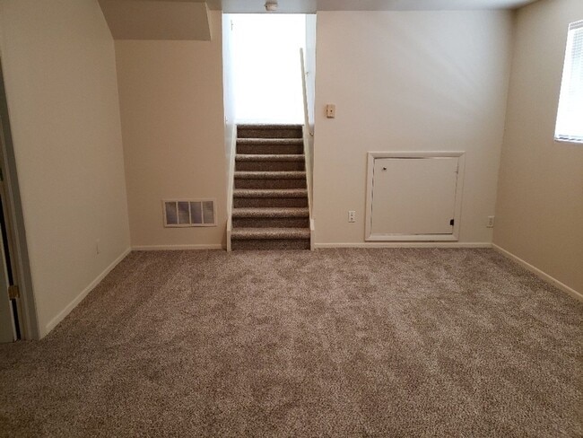 Building Photo - Nice 4 bedroom, 2 bath split level home