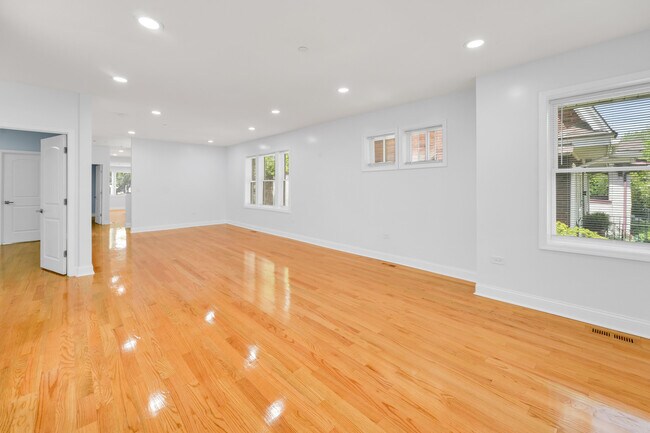 Building Photo - 1115 N Taylor Ave