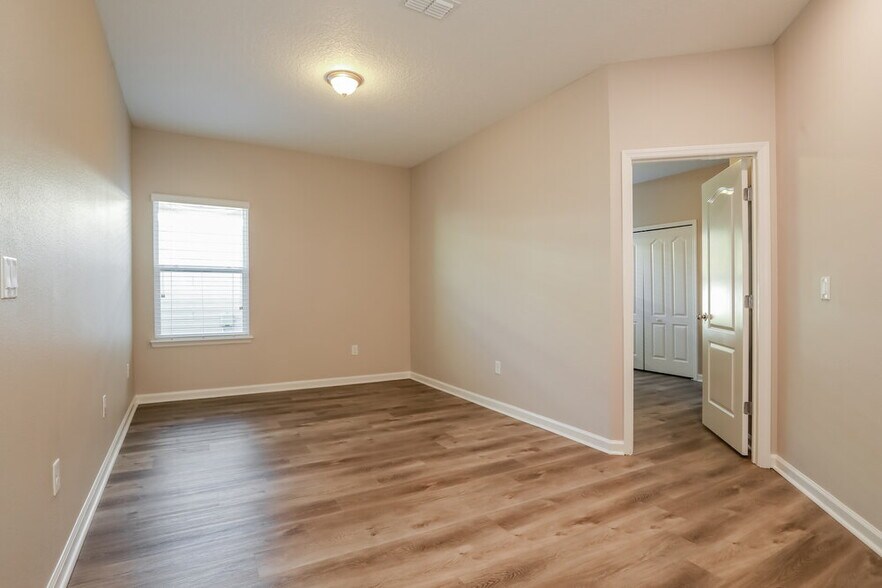 Building Photo - 16162 Blossom Lake Dr