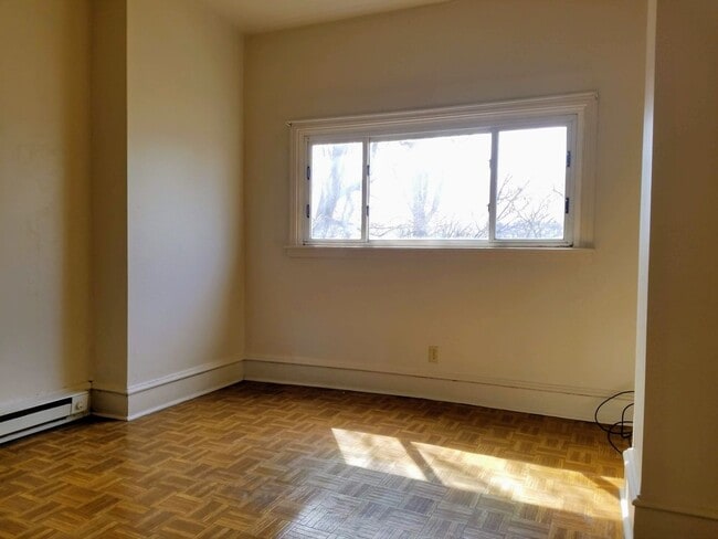 Building Photo - Spacious Three Bedroom in Oakland! Decorative Fireplaces & Lots Of Natural Light! Call Today!