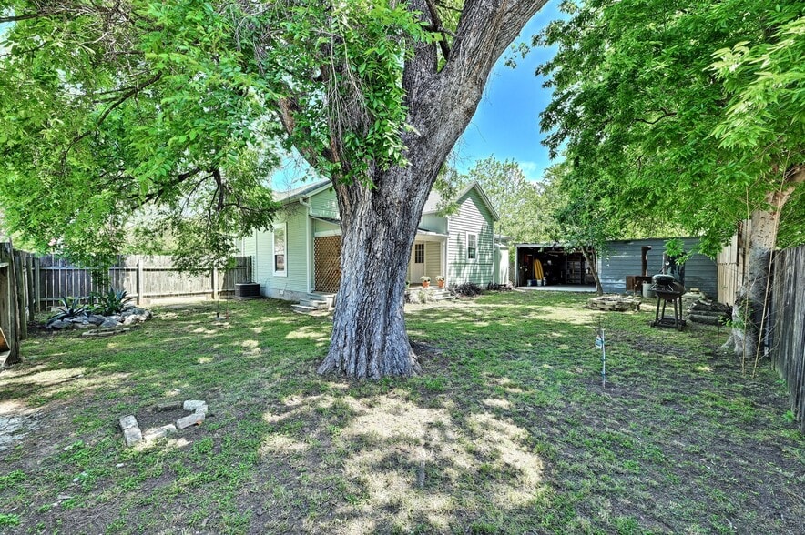 Building Photo - 1201 Farm St
