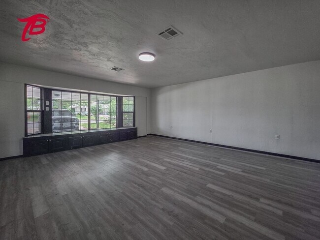Building Photo - Charming 4-Bedroom Home with Spacious Yard