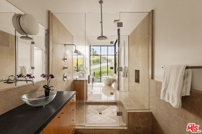 Building Photo - 1406 1/2 N Kenter Ave