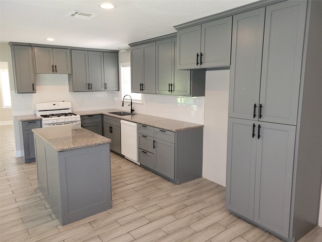 Building Photo - 7803 Broadview Dr