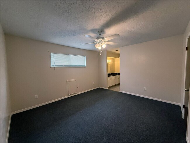 Building Photo - 4107 Vista Rd