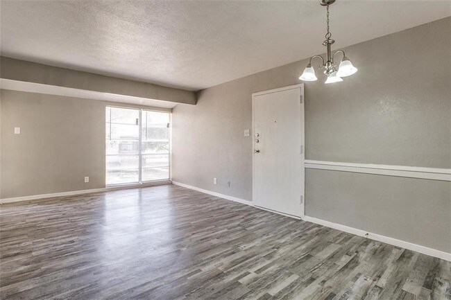 Building Photo - 2704 S Cockrell Hill Rd