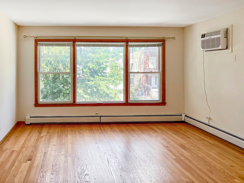 Living Room - 5043 W Cornelia Ave