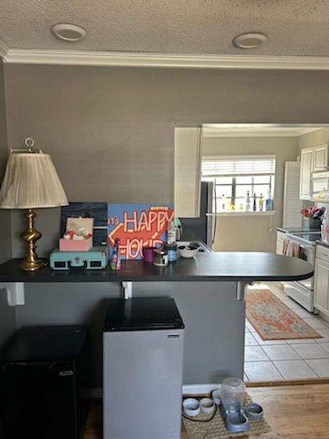 Building Photo - 2 bedroom 2 bath upstairs condo $1,100 per...