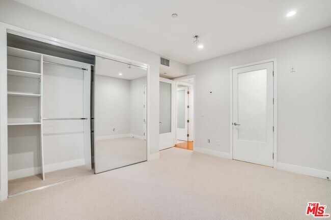 Building Photo - 1517 S Bentley Ave