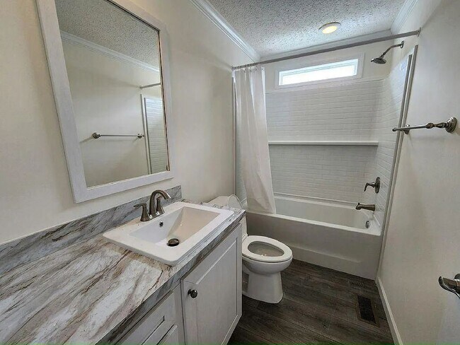 Building Photo - 513 Eland Dr