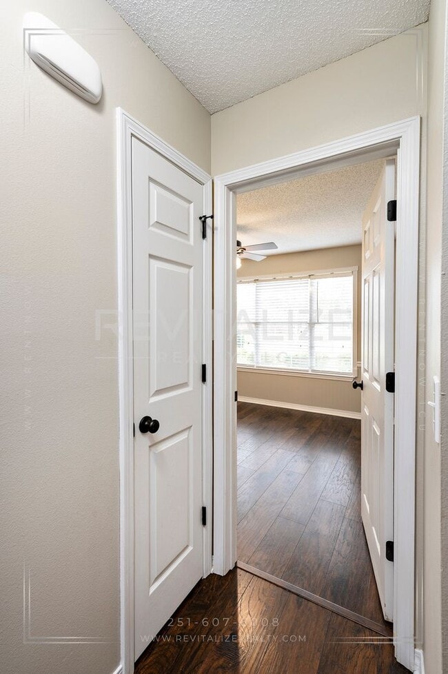 Building Photo - Gorgeous 3 Bed 2 Bath Brick Cottage on Corner Lot