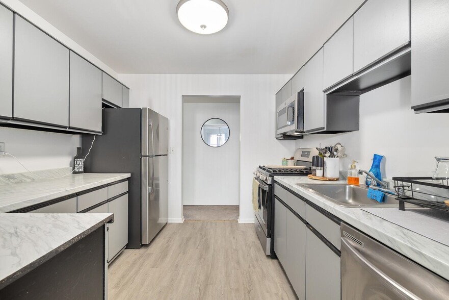 Building Photo - 5 Riverview Ct