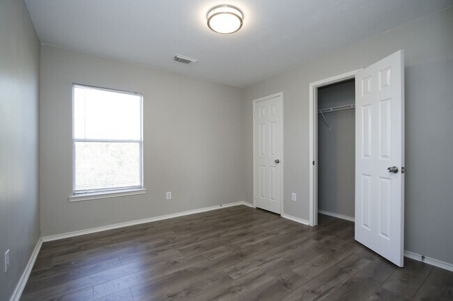 Building Photo - 18926 Piney Way Dr