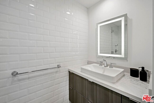Building Photo - 440 N Oakhurst Dr