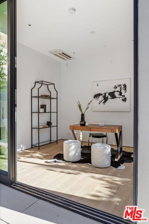 Building Photo - 8890 Rosewood Ave