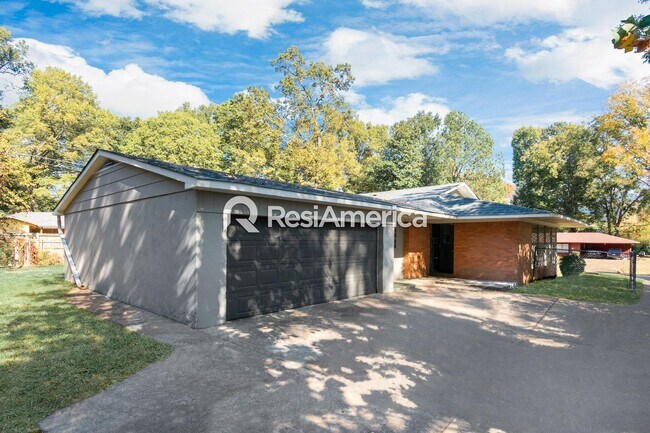 Building Photo - Newly Renovated 3/2 in Whitehaven