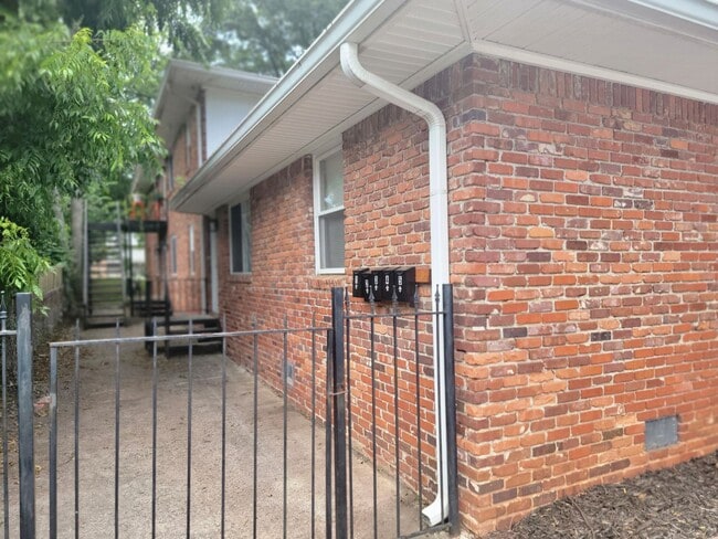 Building Photo - Renovated - Minutes ATL, East Point, Colle...