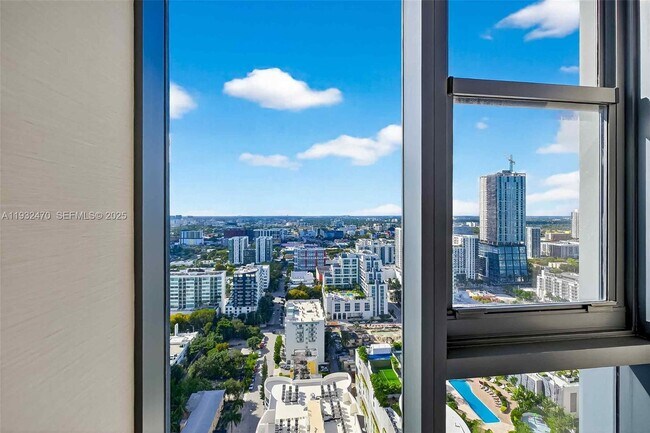 Building Photo - 700 NE 24th St