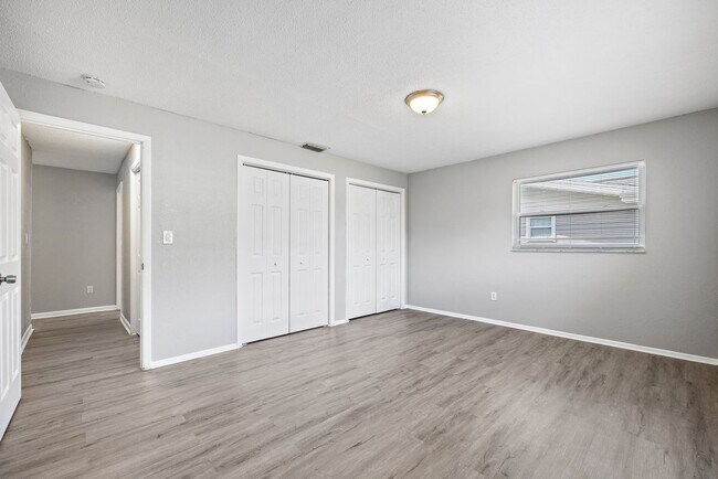 Building Photo - Beautifully renovated 4bdrm/2bath home wit...