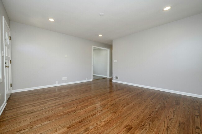 Building Photo - 6 Madison St