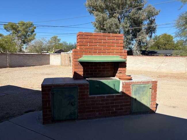 Building Photo - 3221 E Linden St