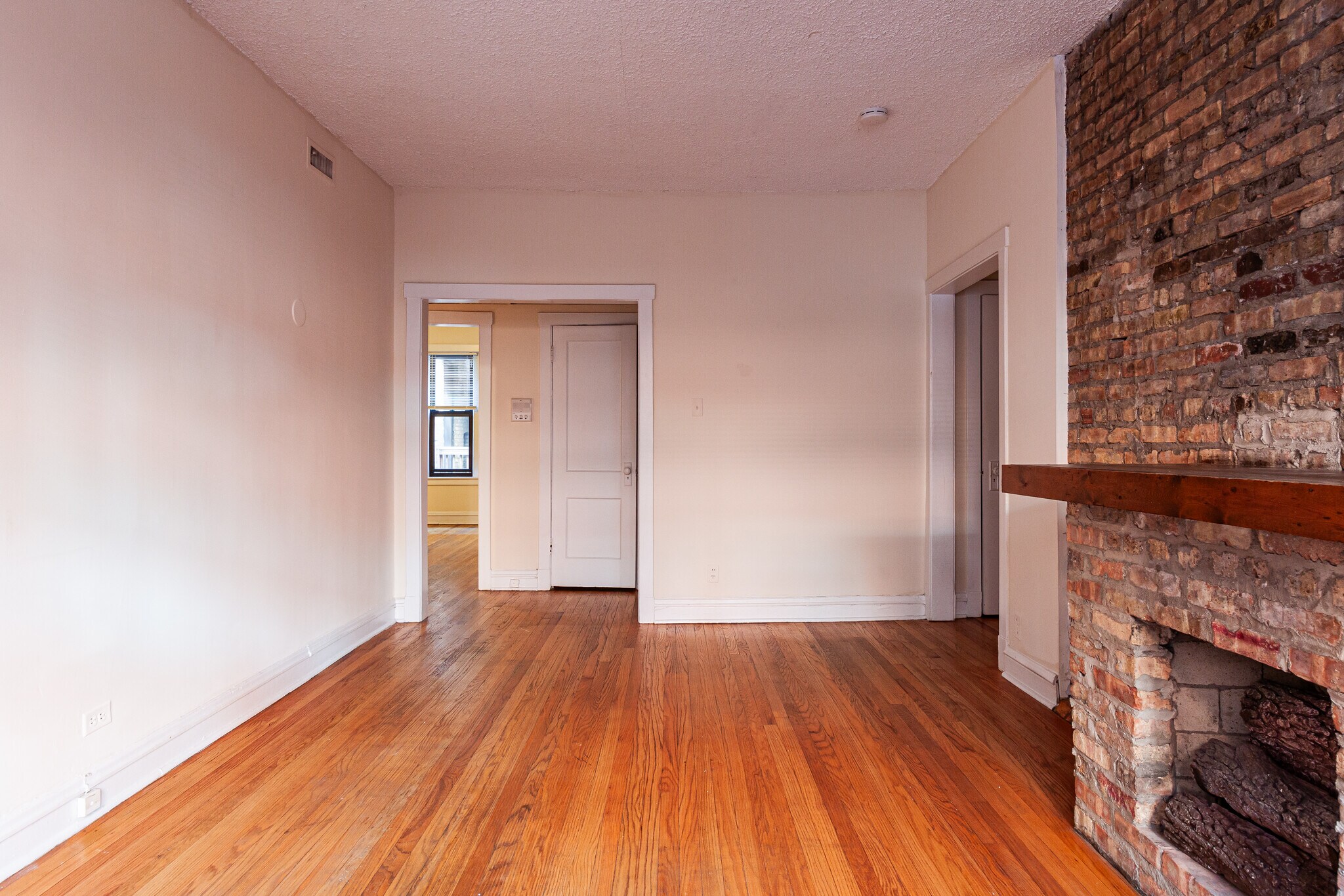 Building Photo - 3519 N Racine Ave