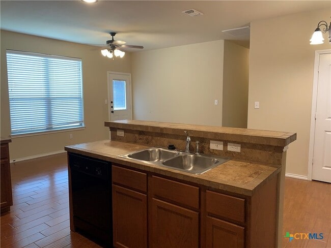 Building Photo - 901 Brown Rock Dr