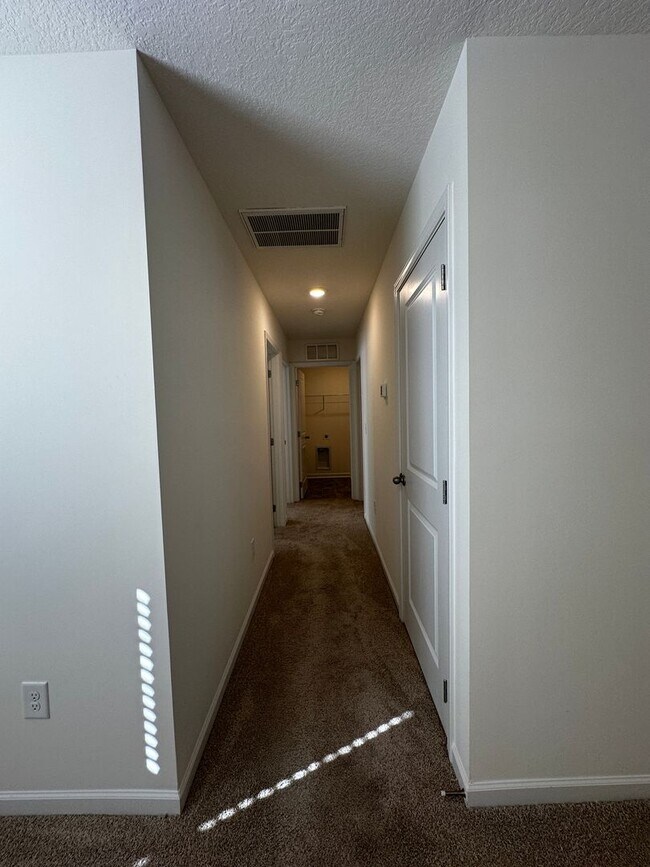 Building Photo - E. Morristown - 3 bed/2.5 bath home with g...