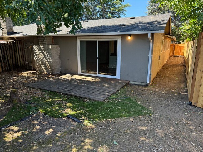 Building Photo - Updated 2-bedroom 1.5 bath duplex in Springfield!