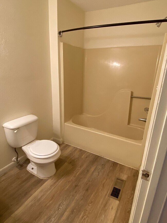 Building Photo - 912 -914 N Church St