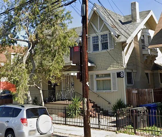 Building Photo - 2624 S Budlong Ave