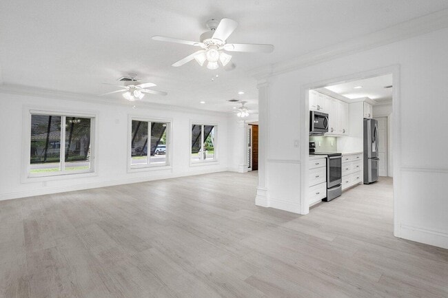 Building Photo - 150 SW 11th Ct