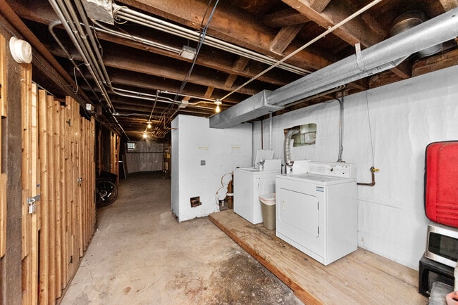 Building Photo - 2348 W Moffat St