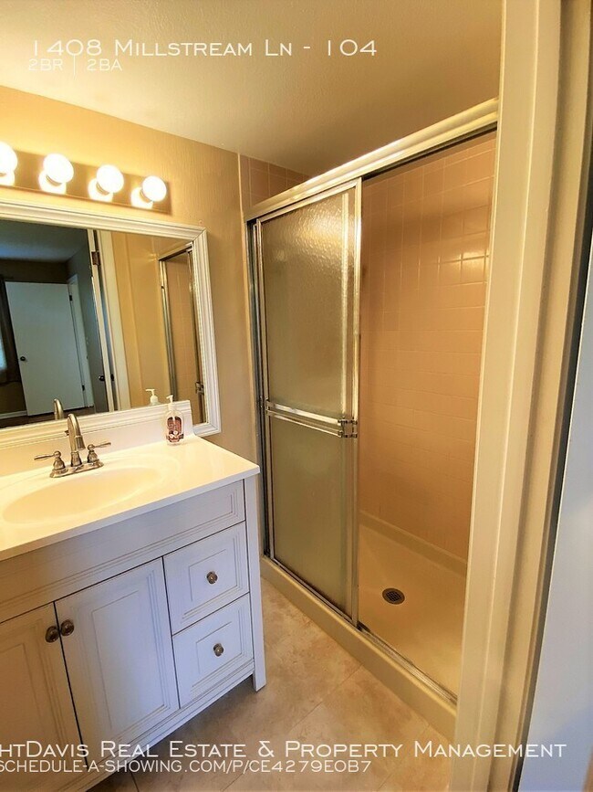 Building Photo - Lake Tiffany of Dunedin Offers 2/2!