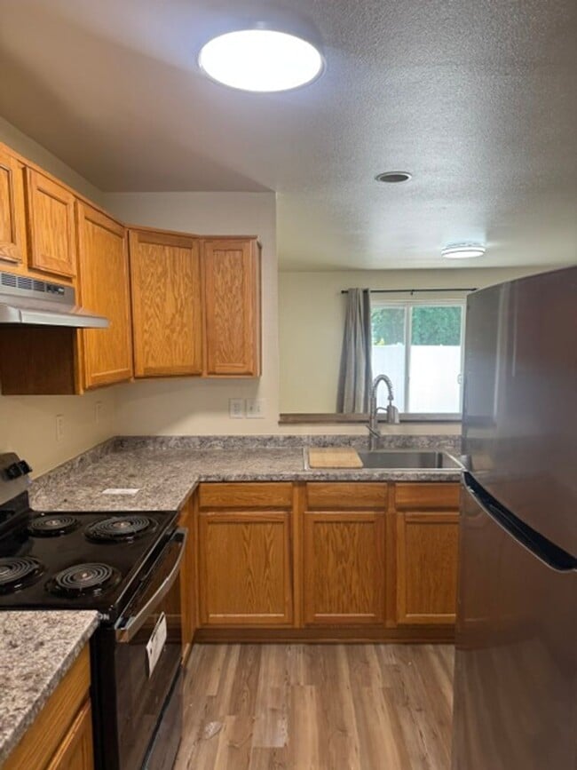 Building Photo - TOWNHOMES OF OAK COURT!!  REMODELED 2 BEDROOM