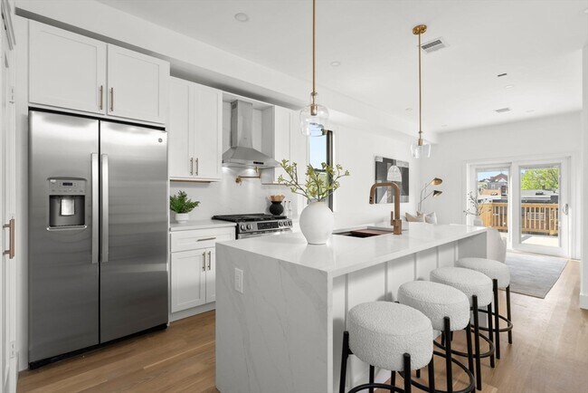 Building Photo - 100 Bennington St