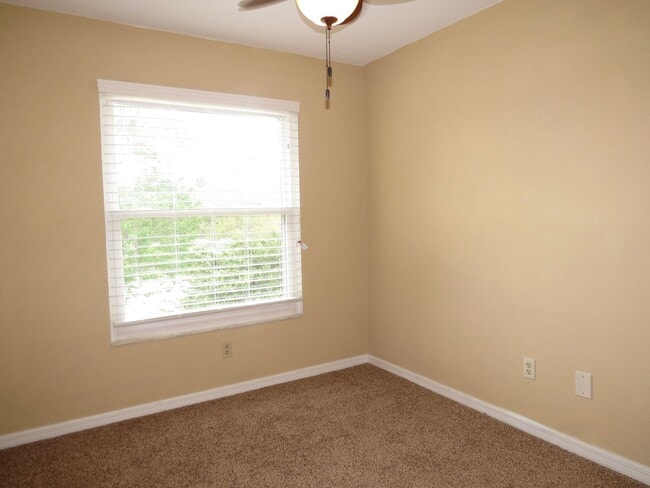 Building Photo - LAKE FOREST WATERFRONT 3 BEDROOM 2.5 BATHROOM