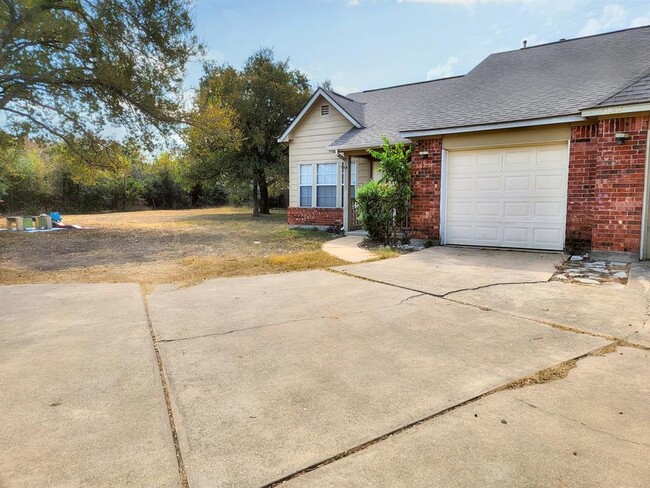 Building Photo - 2906 Whisper Oaks Ln