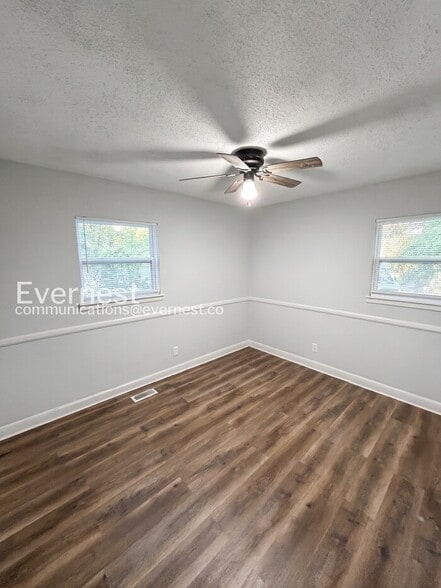 Building Photo - 203 Pinetree Dr