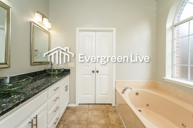 Building Photo - 1212 East Canton St S